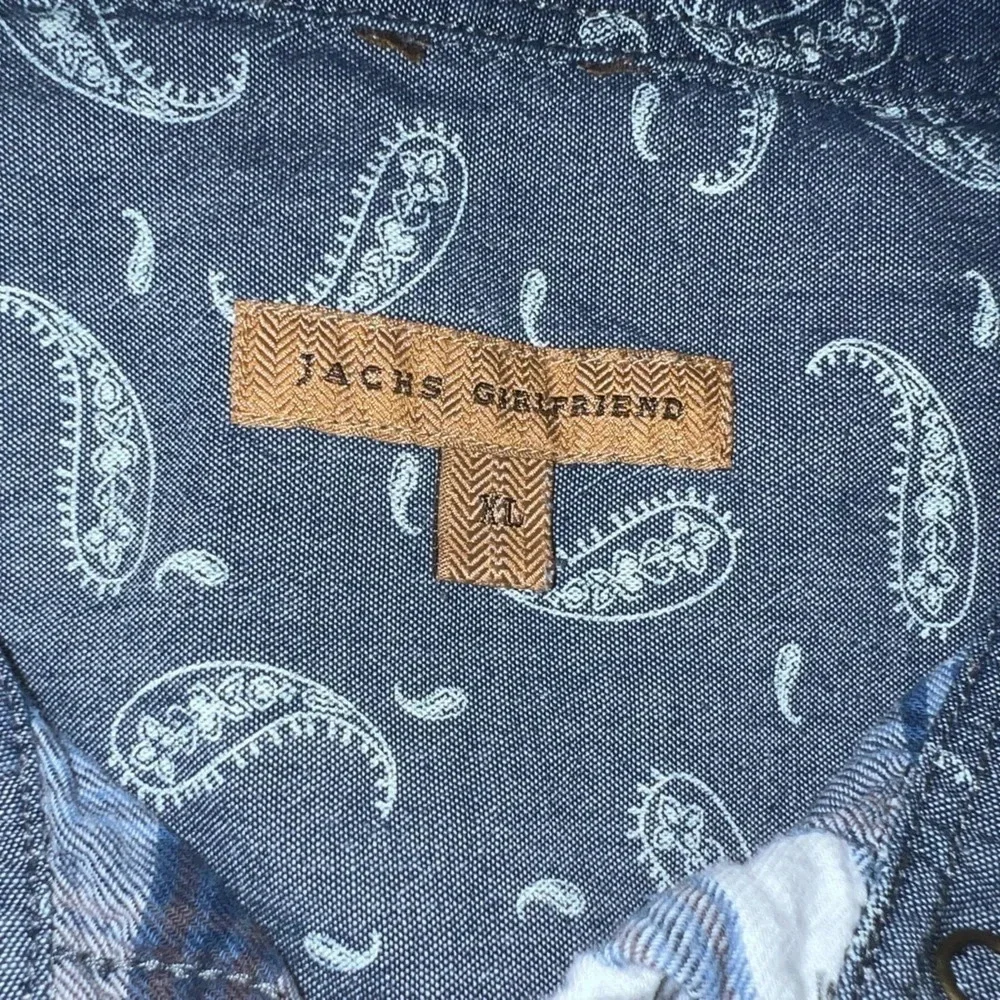 Zachs Girlfriend Bea,XL, blue plaid, paisley print lining pearl snap roll‎ tab